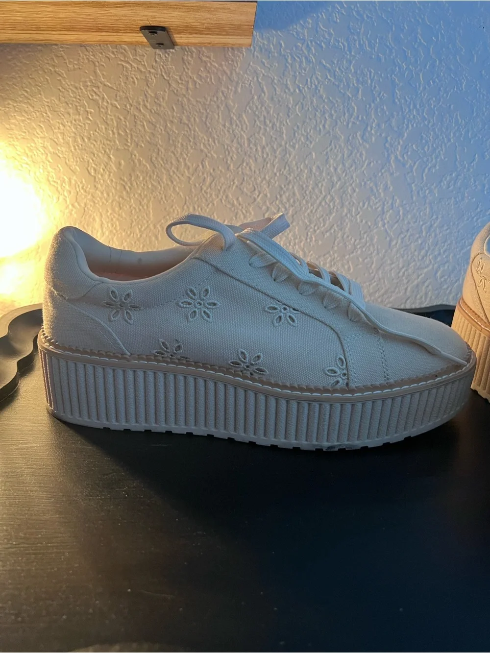 DV Dolce Vita Platform Sneakers Womens 10 Beige Canvas Embroidered Casual Shoes